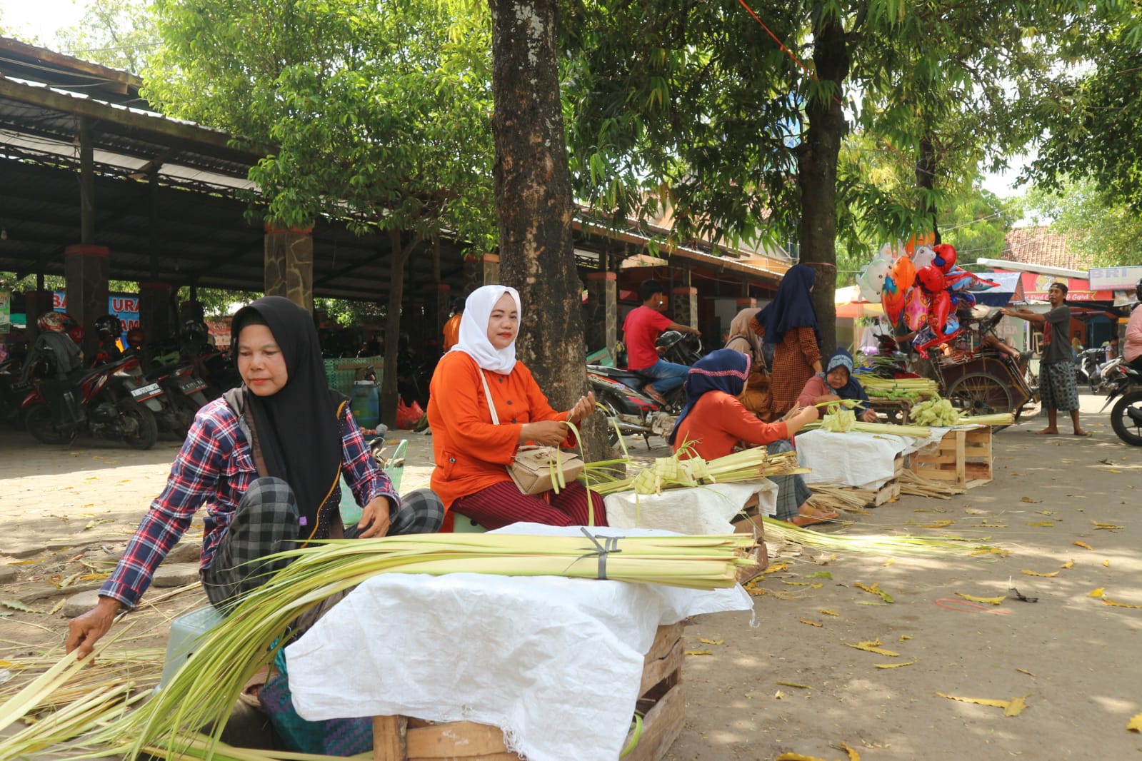 Penjual janur di Pasar Puri Baru Sutini (kiri) dan Suyati (kanan) saat menggelar dagangannya