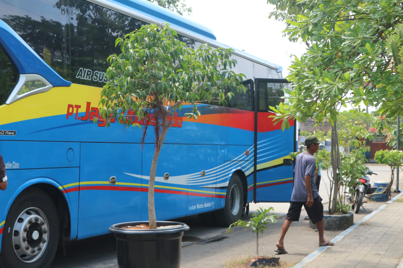 Salah satu PO Bus saat menurunkan penumpang di Terminal Kembangjoyo Pati