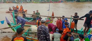 Pelarungan sesaji di Sungai Silugonggo Tayu tahun lalu