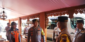 Satgas Operasi Ketupat 2023 Mabes Polri  Irjen Pol Agung Setya Imam Effendi saat mengunjungi Pospam Puri Kabupaten Pati, Minggu (30/4/2023).