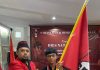 Ketua PA GMNI Pati Sigit Pamungkas (kiri) memberikan bendera pataka kepada ketua DPC GMNI Kabupaten Pati, Ronaldi Subastian (kanan)