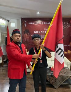 Ketua PA GMNI Pati Sigit Pamungkas (kiri) memberikan bendera pataka kepada ketua DPC GMNI Kabupaten Pati, Ronaldi Subastian (kanan)