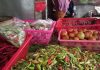 Harga cabe di pasar tradisional mengalami naik turun (fluktuatif)
