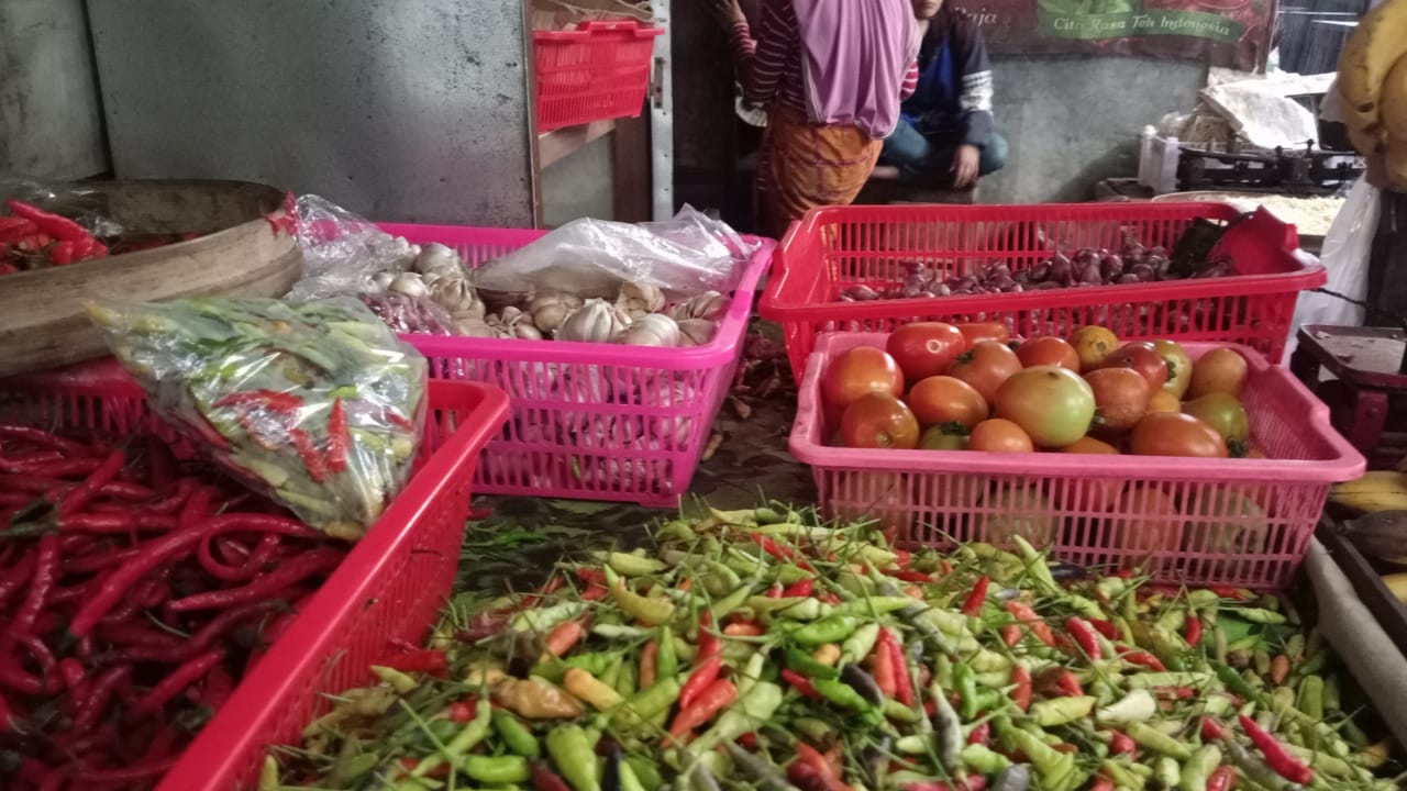 Harga cabe di pasar tradisional mengalami naik turun (fluktuatif)