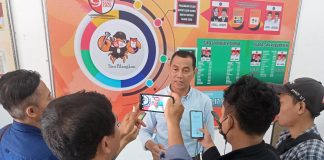 Foto: Ketua Bawaslu Demak Khoirul Sholeh saat sedang diwawancarai awak media