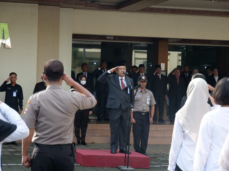 Peringati Hari Pendidikan Nasional, UMK Gelar Upacara Bendera