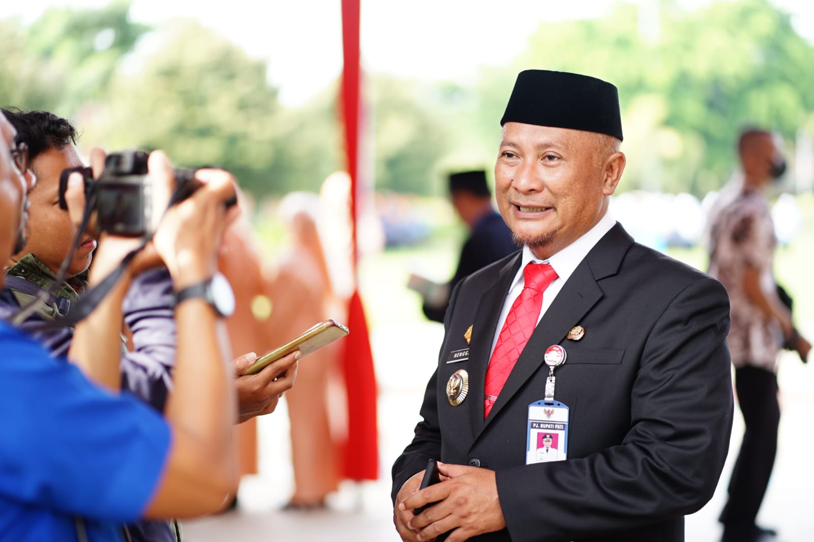 Pj Bupati Pati Henggar Budi Anggoro disela-sela peringatan Hari Otonomi Daerah XXVII dan Hari Pendidikan Nasional