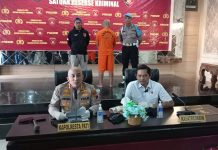 Kapolresta Pati Kombes Pol Andhika Bayu Adhittama (kiri) didampingi Kasatreskim saat memberikan keterangan