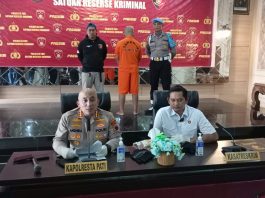 Kapolresta Pati Kombes Pol Andhika Bayu Adhittama (kiri) didampingi Kasatreskim saat memberikan keterangan