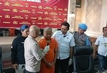 MSS (tengah) pelaku pembunuhan terhadap MKN sebagai anak kandungnya sendiri saat memberikan keterangan di Polresta Pati