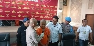 MSS (tengah) pelaku pembunuhan terhadap MKN sebagai anak kandungnya sendiri saat memberikan keterangan di Polresta Pati