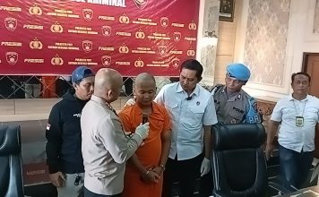 MSS (tengah) pelaku pembunuhan terhadap MKN sebagai anak kandungnya sendiri saat memberikan keterangan di Polresta Pati