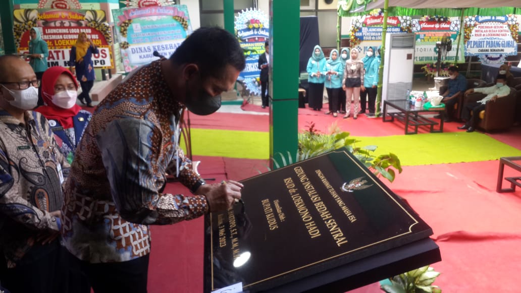 Foto: Penanda tanganan peresmian Gedung IBS RSUD dr Loekmono Hadi Kabupaten Kudus oleh Bupati Hartopo