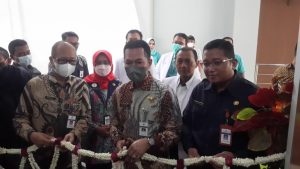 Foto: PLT Direktur RSUD dr Loekmono Hadi dr Mustiko Wibowo (Kanan) bersama Bupati Kudus Hartopo dan jajaran lainnya