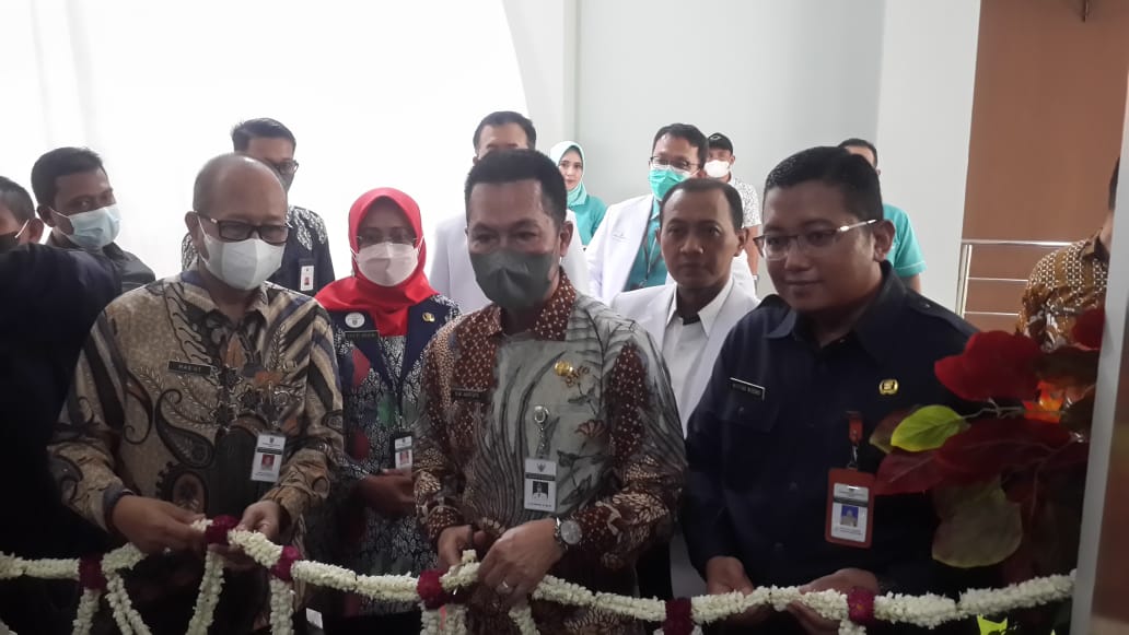 Foto: PLT Direktur RSUD dr Loekmono Hadi dr Mustiko Wibowo (Kanan) bersama Bupati Kudus Hartopo dan jajaran lainnya