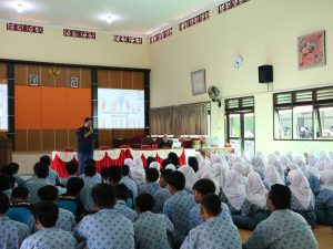 Foto: Tampak puluhan anak sedang serius mengamati paparan yang diberikan oleh Anggota KPU Kudus