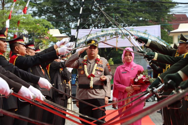 Tradisi Pedang Pora Meriahkan Upacara Pisah Sambut Kapolres Demak