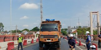 Uji coba beban jembatan Juwana oleh PT Bukaka bersama dengan instansi terkait, Jumat (5/5/2023)