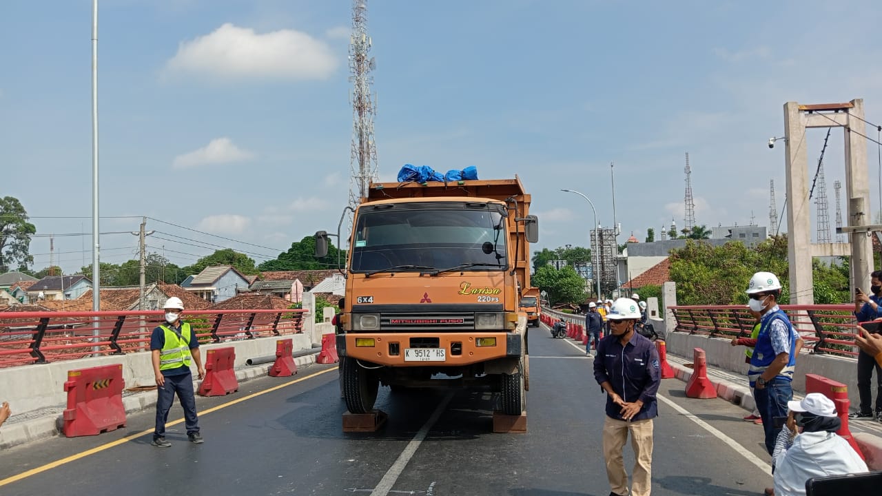 Uji coba beban jembatan Juwana oleh PT Bukaka bersama dengan instansi terkait, Jumat (5/5/2023)