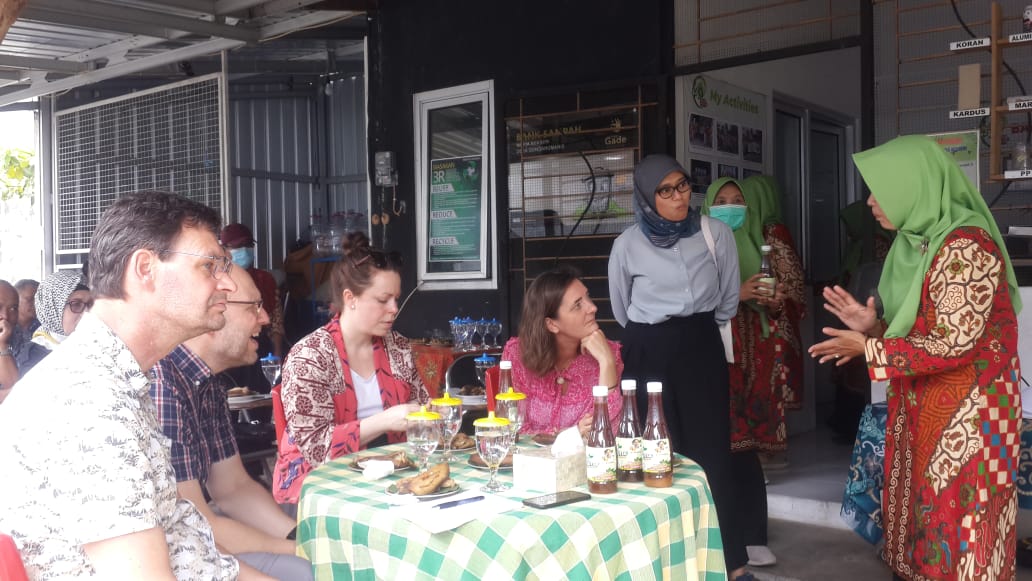 Foto: Delegasi Odense Denmark tampak serius dalam saat mendengarkan paparan dari Ketua Bank Sampah Muria Berseri Kudus