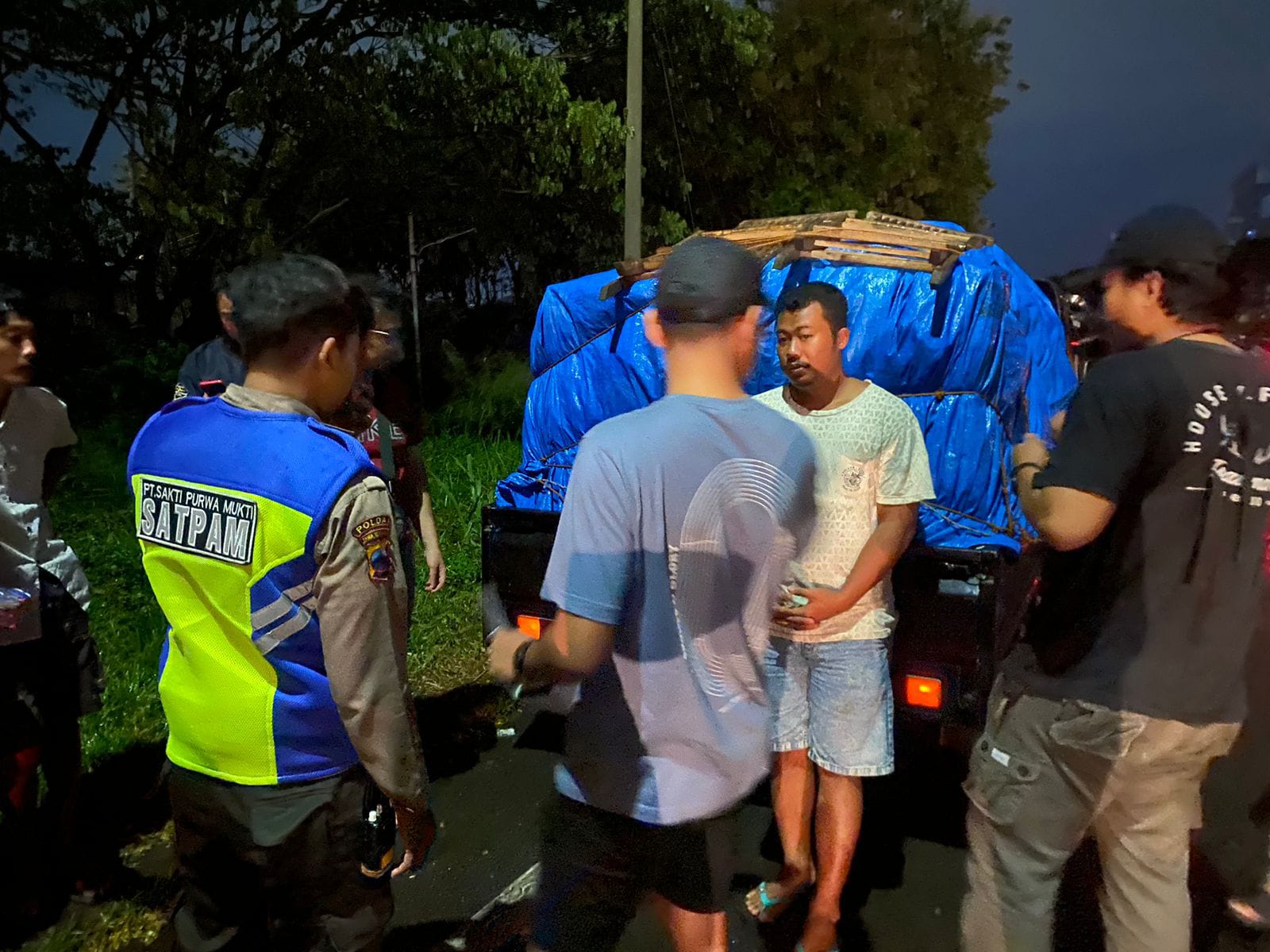 Foto: pihak Bea Cukai saat melakukan tindakan terhadap rokok ilegal yang dikirim menggunakan mobil pick up (istimewa)