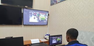 Foto: Terdapat salah satu anggota yang sedang melihat rekaman lalu lintas