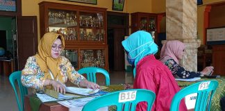 Pihak wali calon peserta didik baru saat menyerahkan berkas pendaftaran ke SMP N 1 Pati
