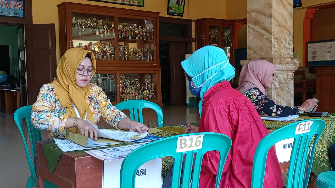 Pihak wali calon peserta didik baru saat menyerahkan berkas pendaftaran ke SMP N 1 Pati