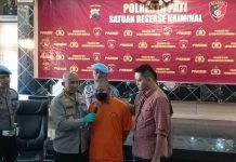Tersangka penganiayaan M (tengah) saat dimintai keterangan dalam konferensi pers di Mapolresta Pati, Selasa (16/5/2023)