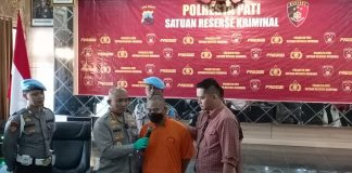 Tersangka penganiayaan M (tengah) saat dimintai keterangan dalam konferensi pers di Mapolresta Pati, Selasa (16/5/2023)