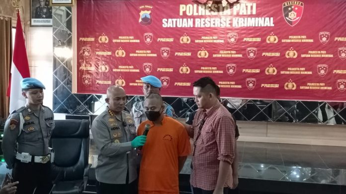Tersangka penganiayaan M (tengah) saat dimintai keterangan dalam konferensi pers di Mapolresta Pati, Selasa (16/5/2023) Tersangka penganiayaan M (tengah) saat dimintai keterangan dalam konferensi pers di Mapolresta Pati, Selasa (16/5/2023)