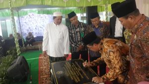 Foto: Penanda tanganan peresmian Pondok Pesantren Al Hidayah Kudus oleh Wamenag Dr H Zainut Tauhid Sa'adi beberapa waktu yang lalu