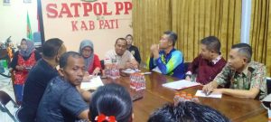 Rapat koordinasi sejumlah stakeholder terkait mengenai penanam pohon pisang di halaman SD 02 Dukuhseti di Kantor Satpol PP Jumat (19/5/2023)