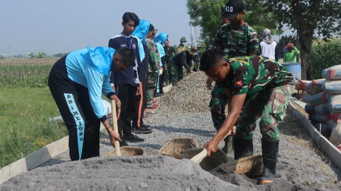 Foto: Tampak anak-anak Pramuka yang berasal dari SMA Negeri 1 Mejobo sedang membantu anggota kegiatan TNI Foto: Tampak anak-anak Pramuka yang berasal dari SMA Negeri 1 Mejobo sedang membantu anggota kegiatan TNI