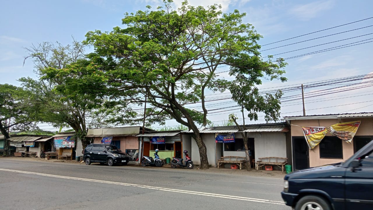 Berjajar warung di depan SPBU Margorejo