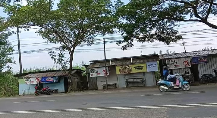 Camat Margorejo Aglis Mulyana menjelaskan warung di depan SPBU Margorejo akan ditertibkan