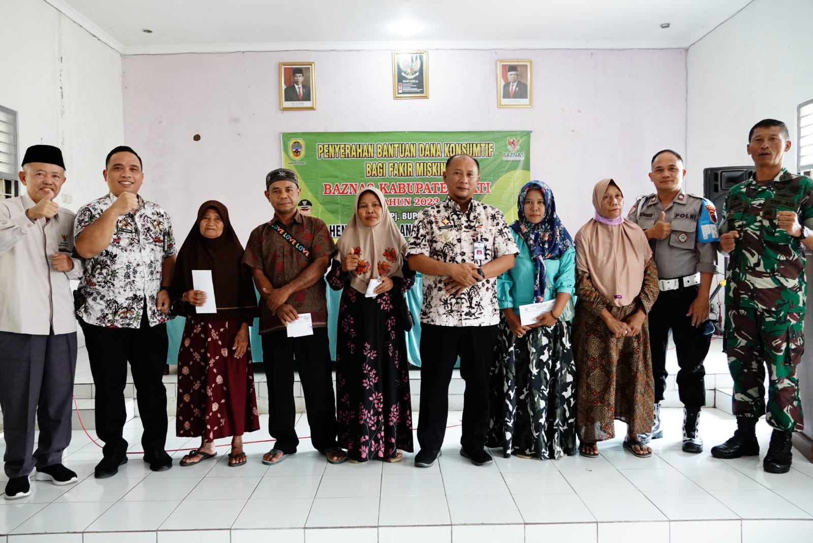 Simbolis, Pj Bupati Pati Henggar Budi Anggoro menyerahkan bantuan dari Baznas di Aula Kecamatan Cluwak, Selasa (23/5/2023)