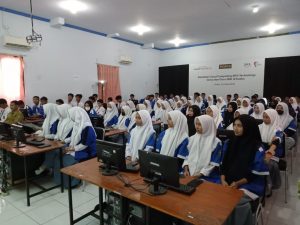 Foto: tampak puluhan siswa sedang serius melihat materi yang disampaikan oleh gurunya