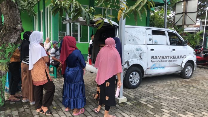 Foto: Samsat Keliling saat melayani masyarakat (istimewa) Foto: Samsat Keliling saat melayani masyarakat (istimewa)