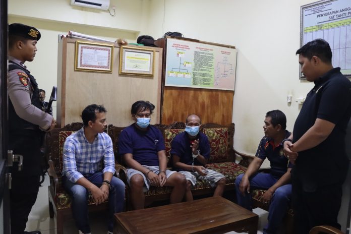 Foto: Pelaku curanmor tampak sedang di introgasi oleh pihak kepolisian Foto: Pelaku curanmor tampak sedang di introgasi oleh pihak kepolisian