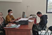 Masyarakat meminta surat keterangan terdaftar DTKS di kantor Dinsosp3akb Pati