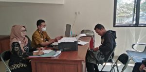 Masyarakat meminta surat keterangan terdaftar DTKS di kantor Dinsosp3akb Pati