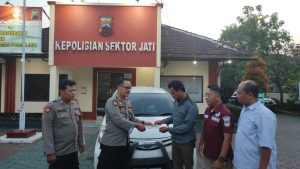 Foto: Penampakan mobil yang sempat ditinggal di SPBU Jati Kudus (istimewa)