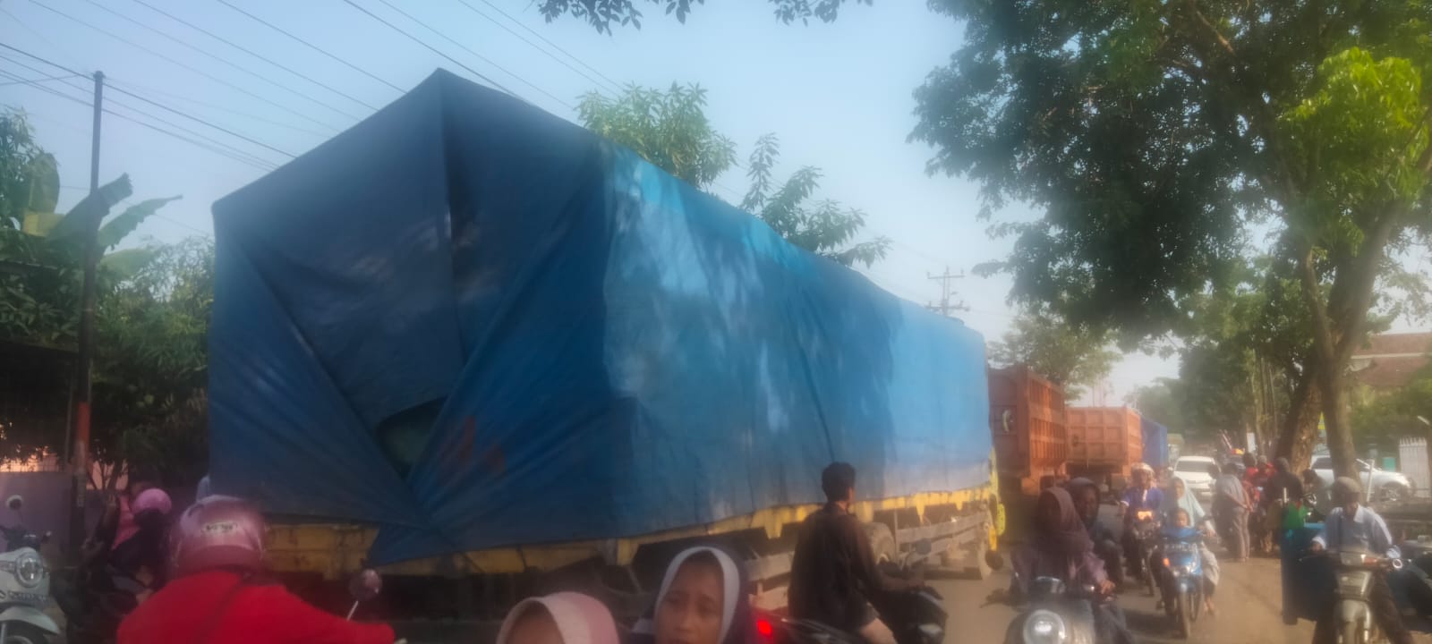 Kendaraan besar sempat tidak bisa melintas di jalan Pati-Tayu karena karnaval Desa Pakis Kecamatan Tayu