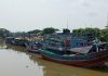 Parkir kapal di aliran sungai Silugonggo Juwana