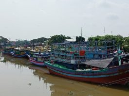Parkir kapal di aliran sungai Silugonggo Juwana