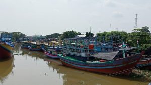 Parkir kapal di aliran sungai Silugonggo Juwana