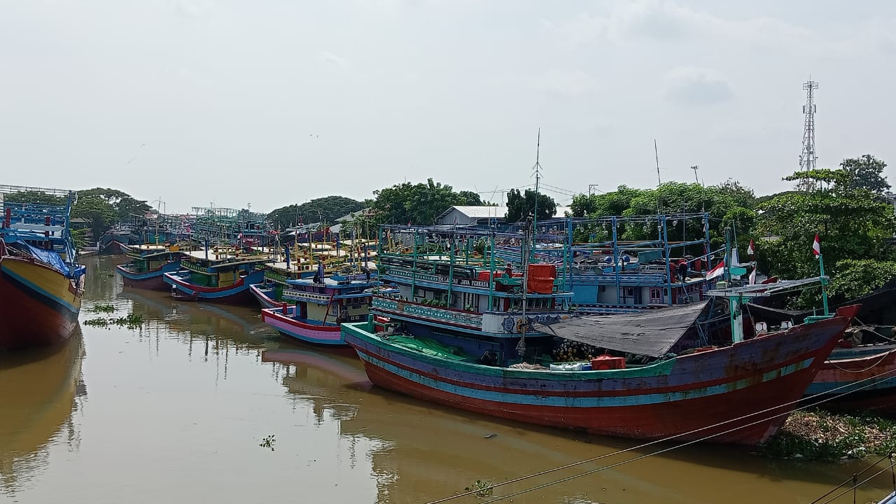 Parkir kapal di aliran sungai Silugonggo Juwana