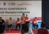 Foto: Penyerah terimaan jaket kepada SOIna yang akan berlaga di Berlin Jerman