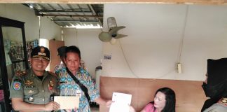 Salah satu pelaku usaha di pinggir jalan raya Pati-Kudus (pink) menerima ST2 dari perwakilan Bina Marga Provinsi Jateng yang didampingi Kasatpol PP Pati Sugiyono